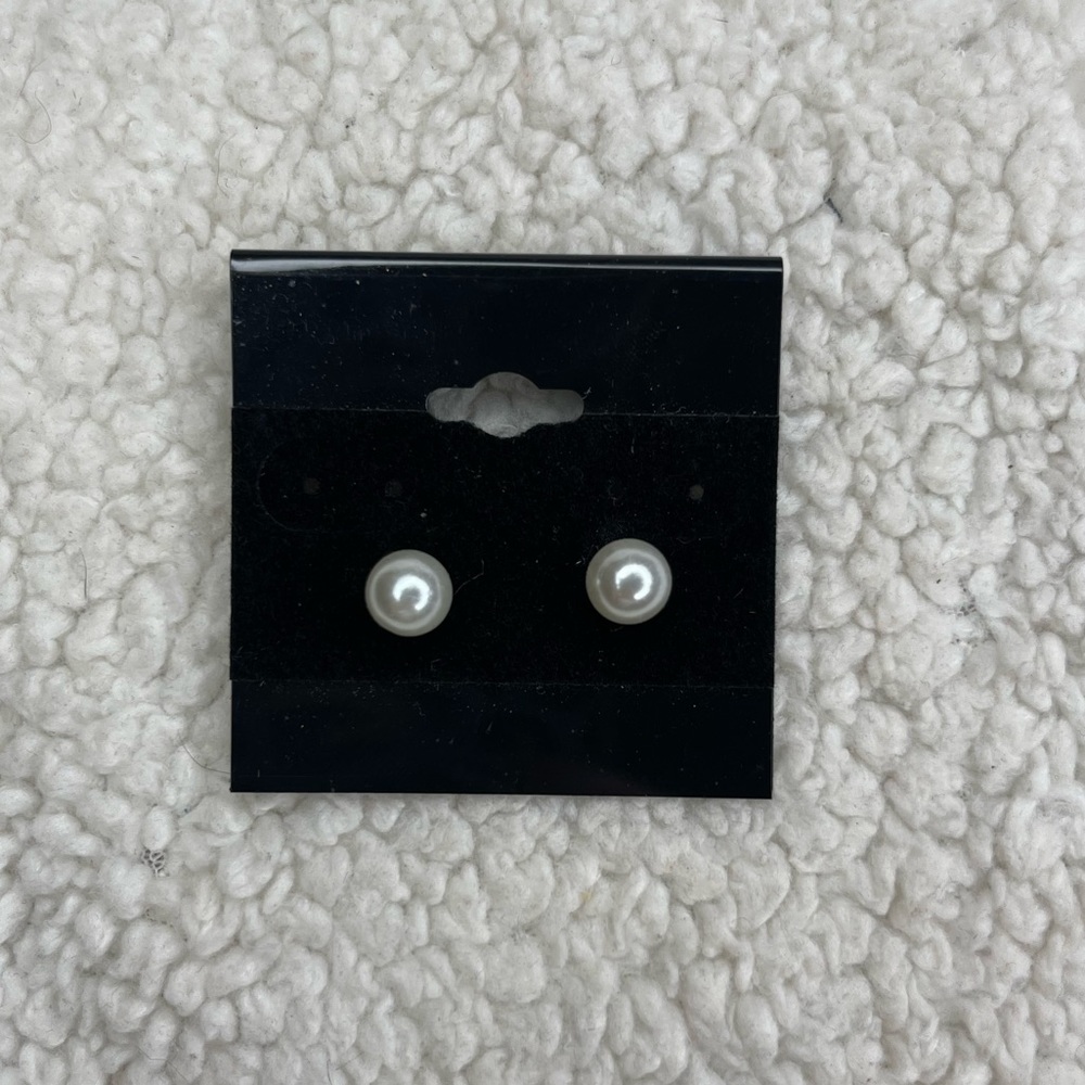 Pearl studs